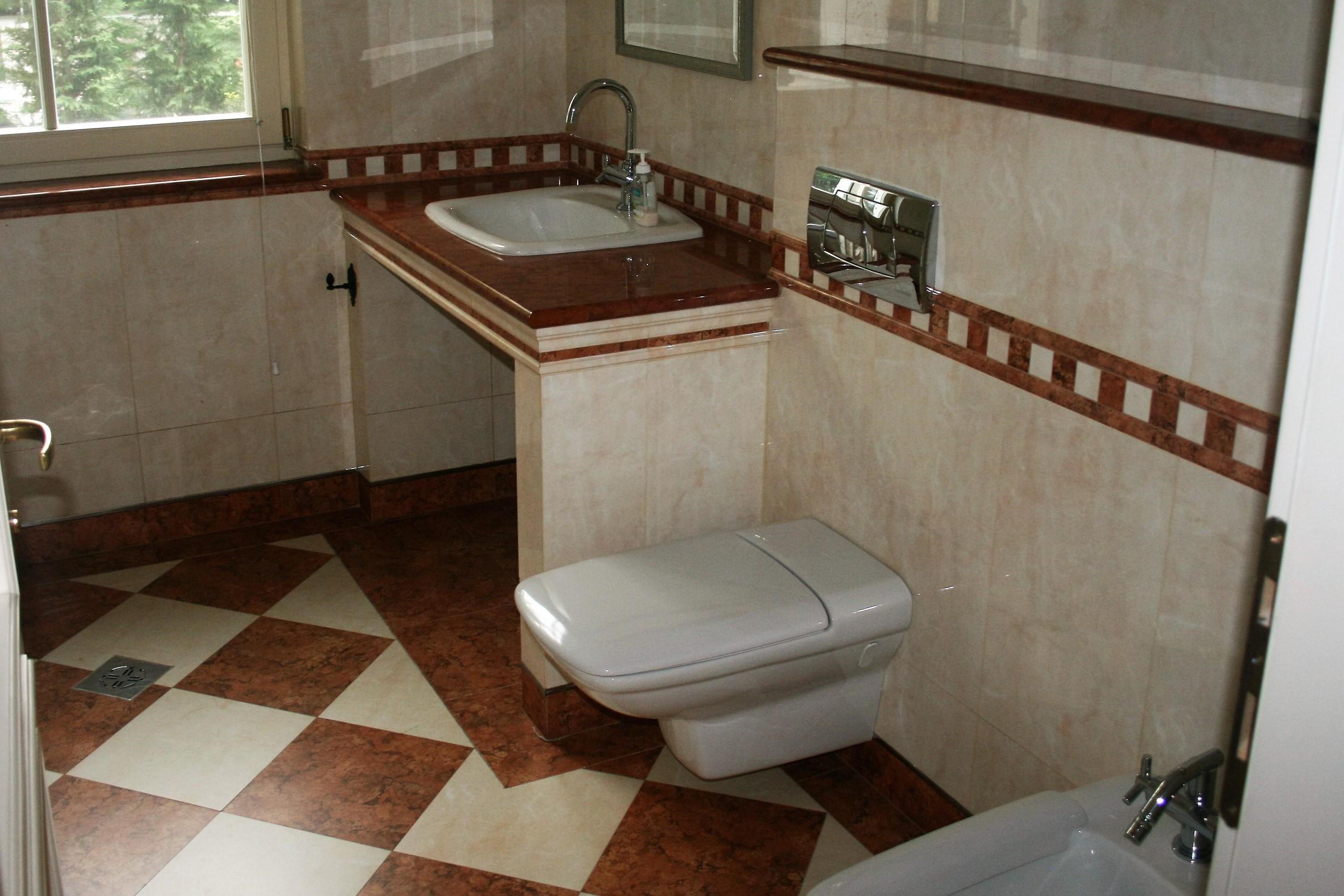 villa for sale with 7 rooms, swimming pool, service flat, lift-Budapest II district