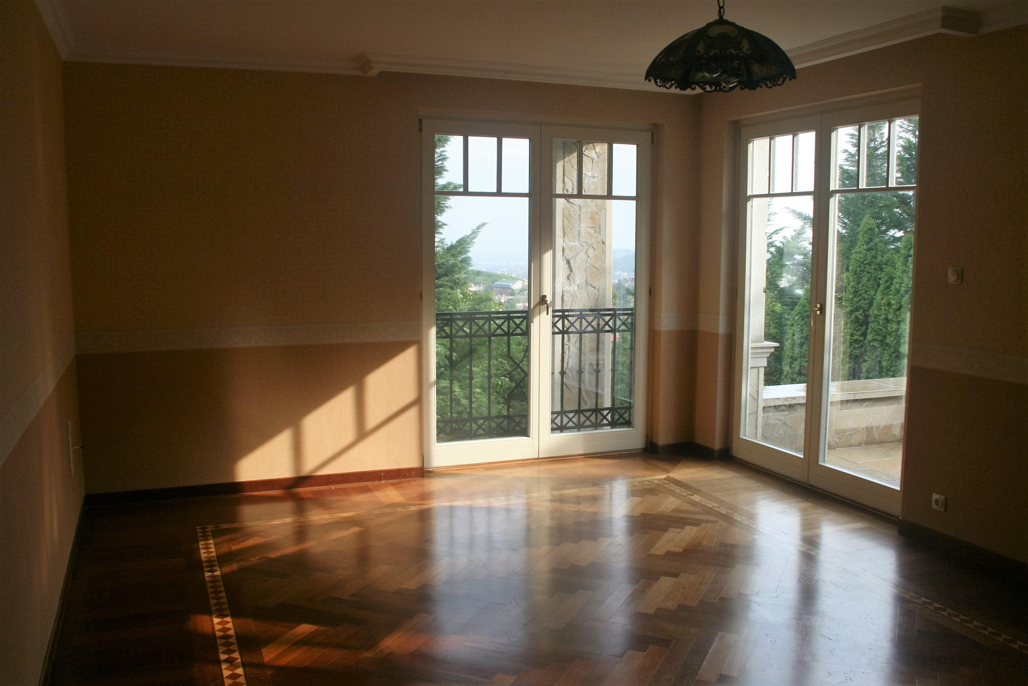 villa for sale with 7 rooms, swimming pool, service flat, lift-Budapest II district