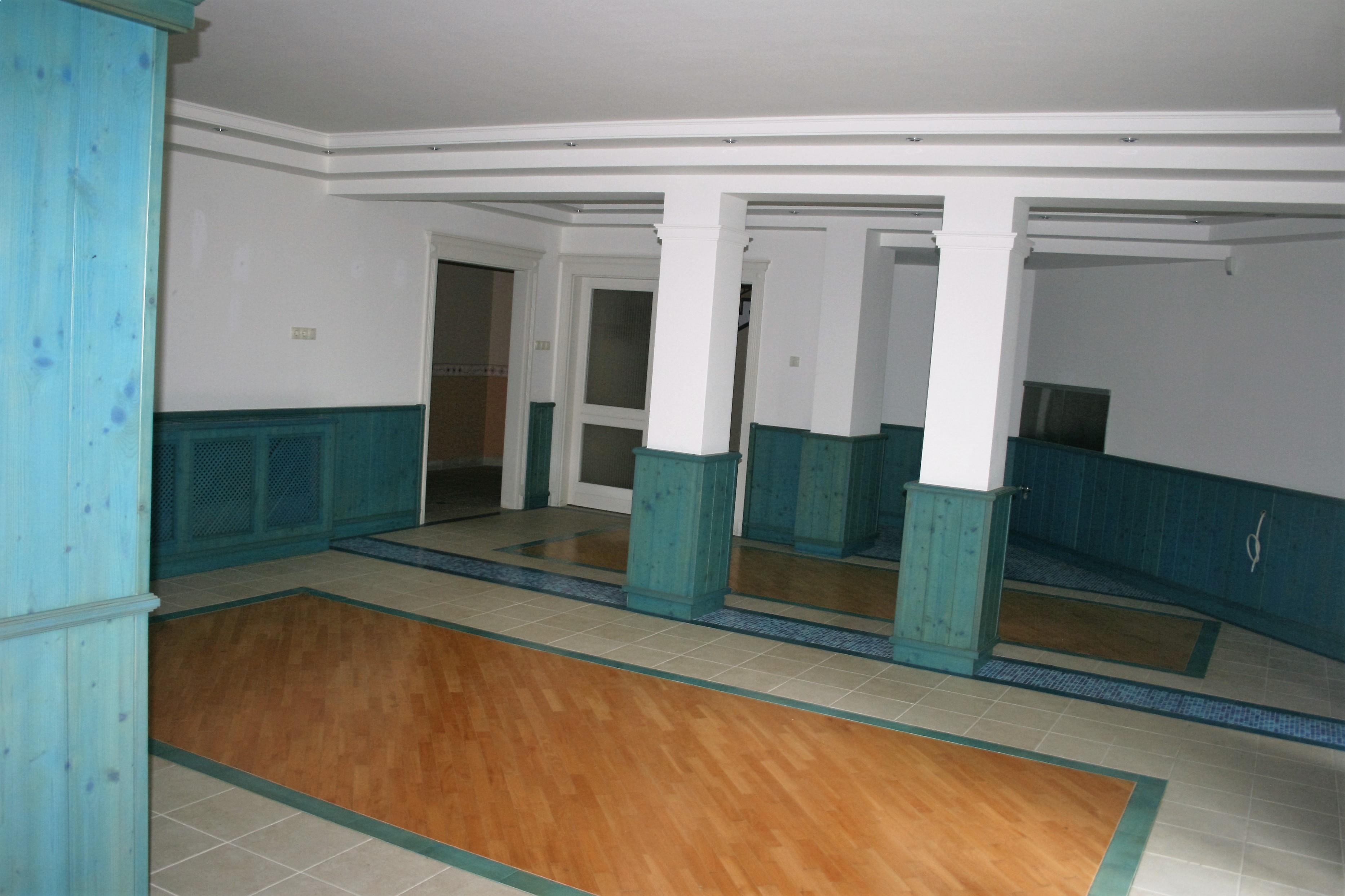 villa for sale with 7 rooms, swimming pool, service flat, lift-Budapest II district