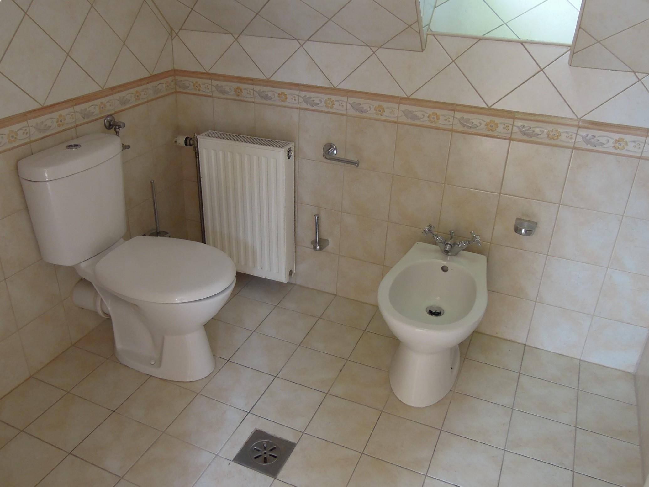 apartmenthosue with 8 apartments, swimming pool, fitnessroom is for sale in Budapest 2nd district